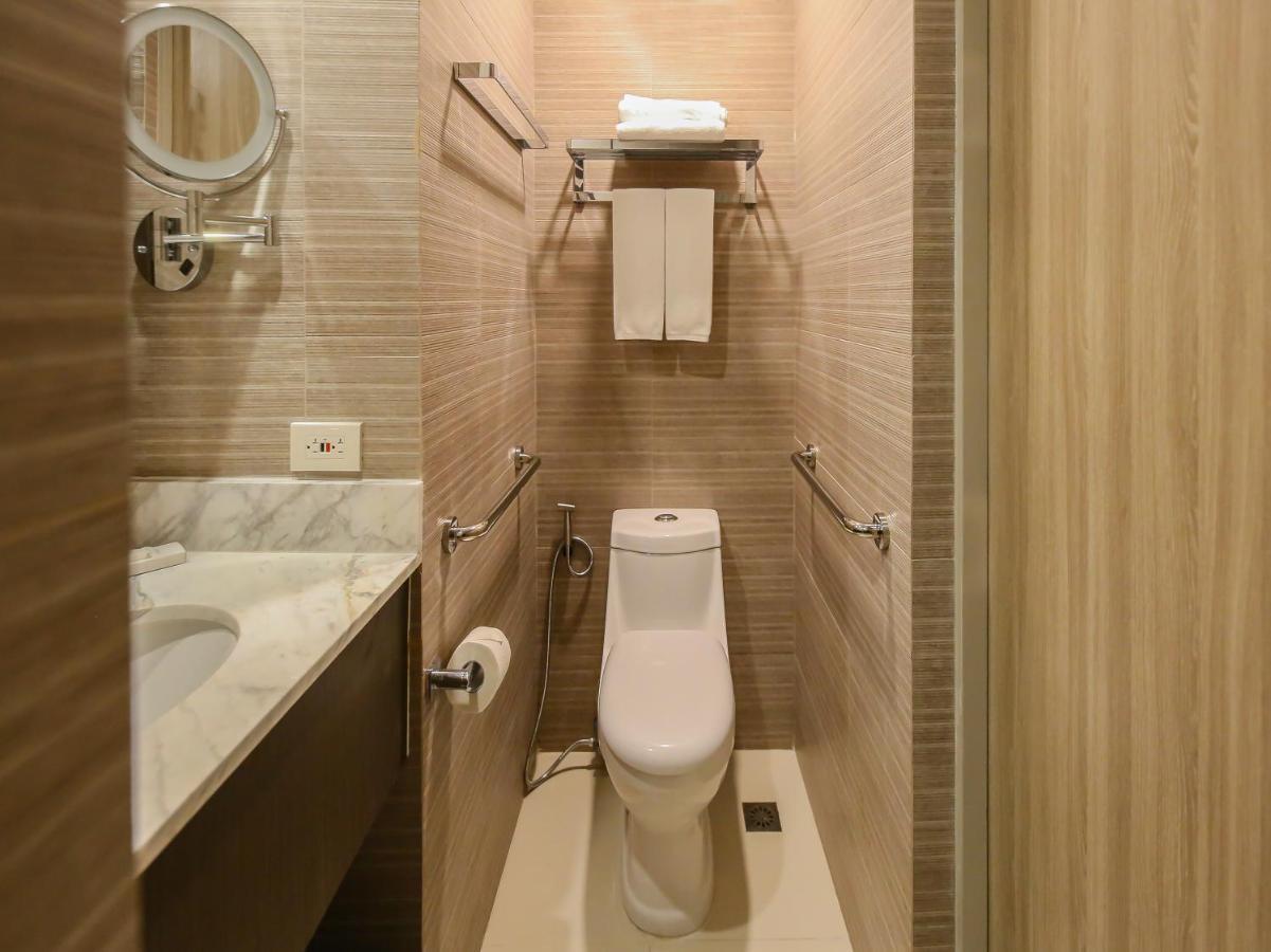 Capital O 804 The Residences At Bonifacio Civic Center Manila Exterior foto
